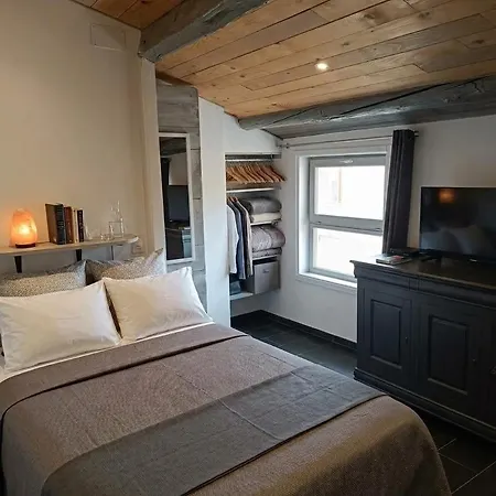 La Tour Secrète De Insolite 2ème étage Le Cocon Perché Des Templiers Appartement *